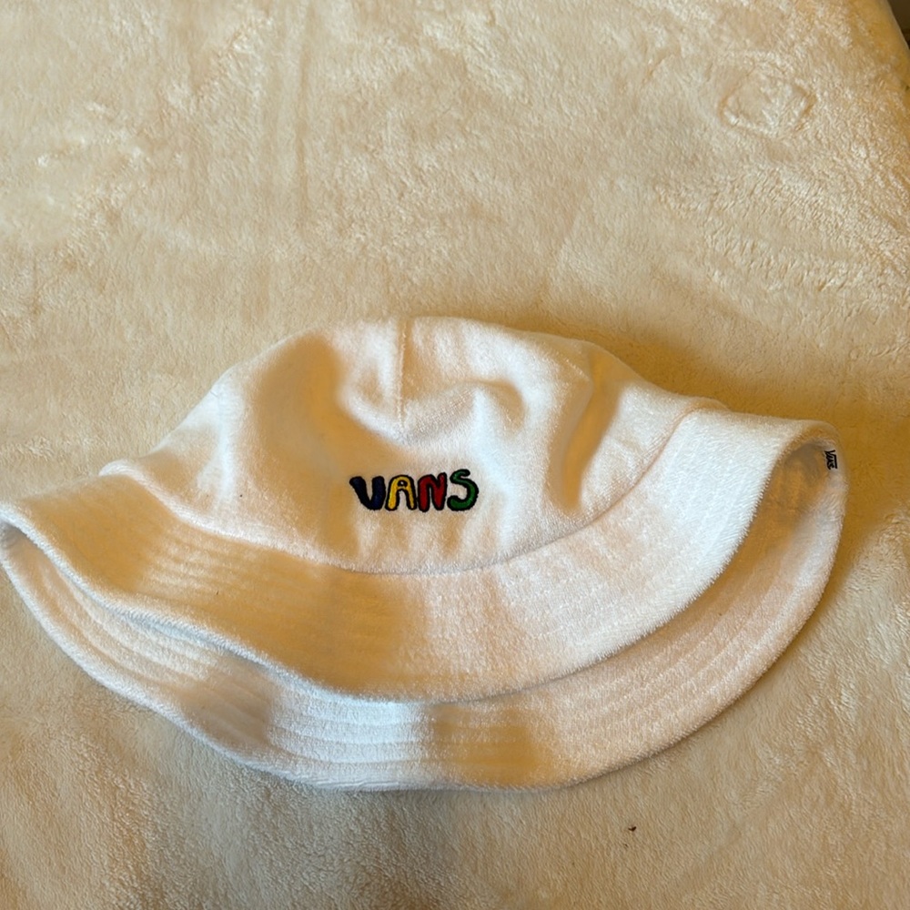 Van bucket hat